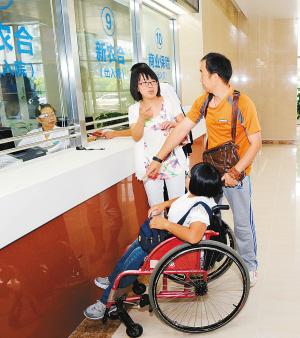 残疾人就诊障碍:坐轮椅够不着挂号台 如厕麻烦