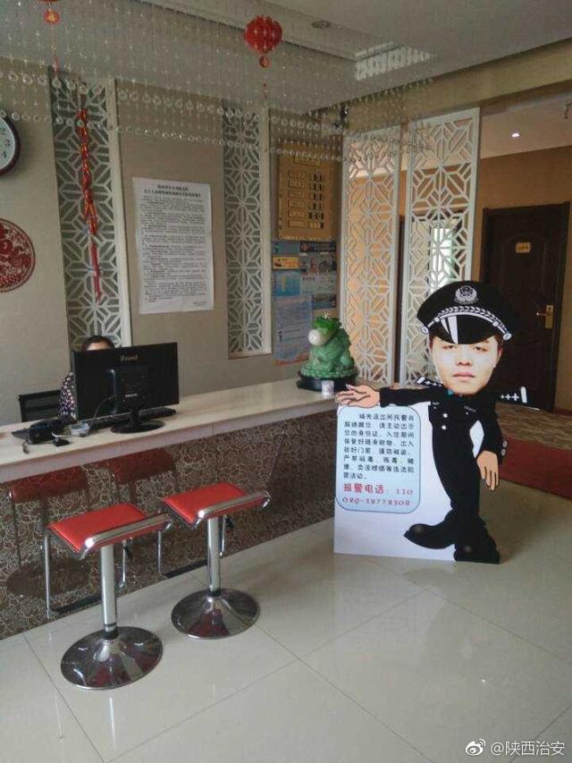 咸阳民警立真脸提醒标识牌 市民直呼“太可爱了”