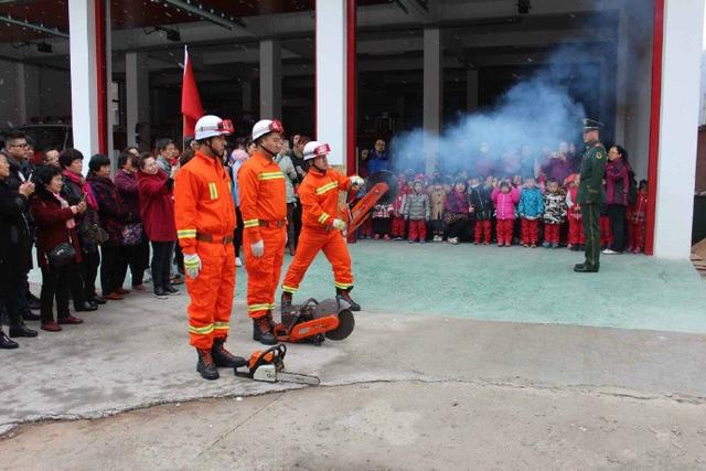 王益区第一幼儿园走进消防队普及消防安全知识