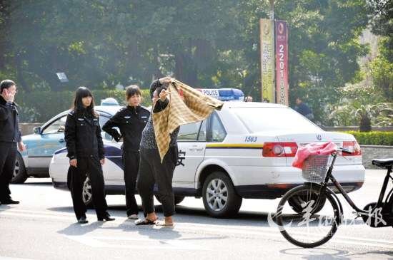 东莞路中央两车轻擦 骑车<em>女裸体</em>索赔(组图)_腾