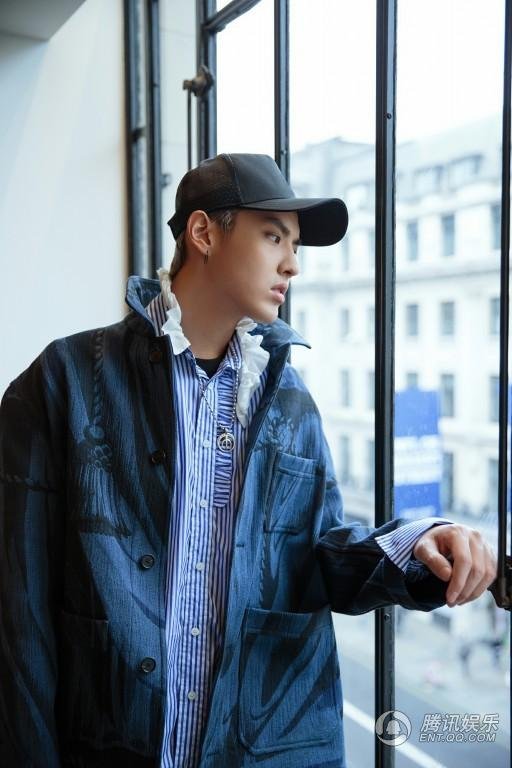 高清:吴亦凡曝帅气封面照 修长身材展露无遗