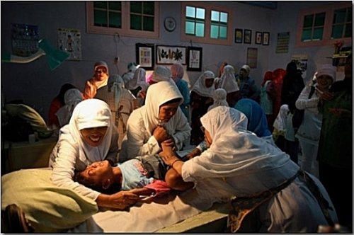 印尼惨无人道女孩割阴手术