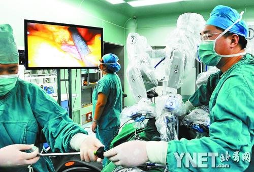 机器人为传染病人做手术减少医生职业暴露危险