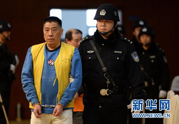 11月25日,主犯王伟(左)被法警带入法庭.新华社记者李一博摄