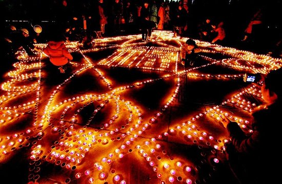 数百名西安市民广仁寺外点上万盏酥油灯祈福