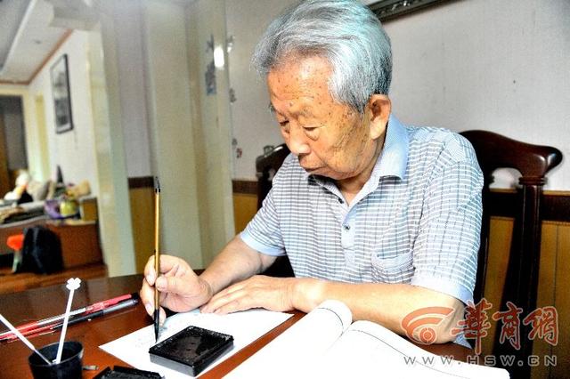 西安87岁老人用“蝇头小楷”抄典籍120余册