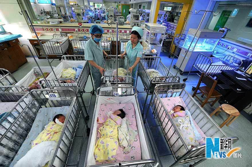 湖南省儿童医院新生儿科男护士吕波在护理病房