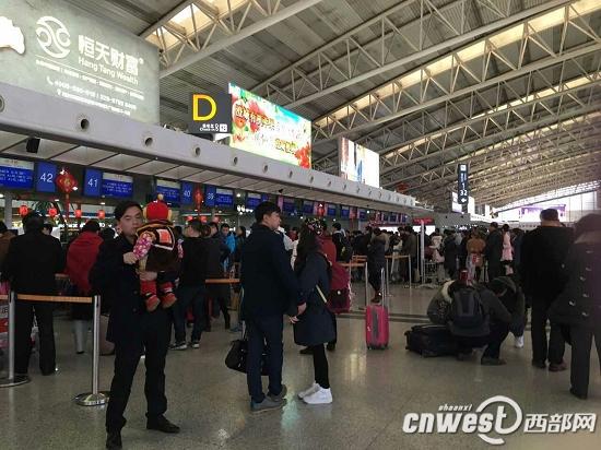 西安咸阳机场单日输送旅客超5万 多地机票售罄