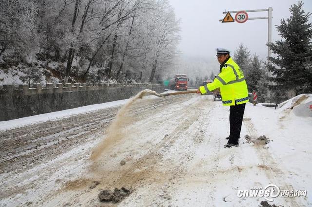 降雪致西安大部分城市道路结冰 多路段交通管制