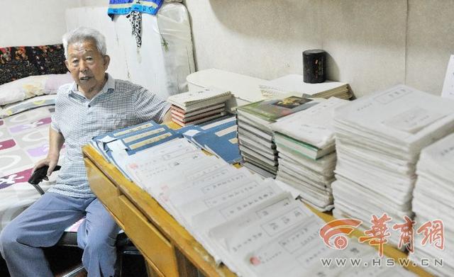 西安87岁老人用“蝇头小楷”抄典籍120余册
