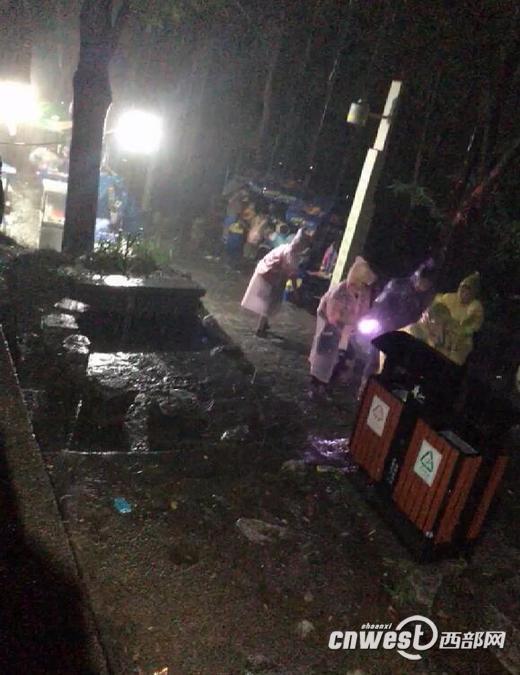 华山景区迎暴雨天气 游客寻找避雨点不慎砸伤