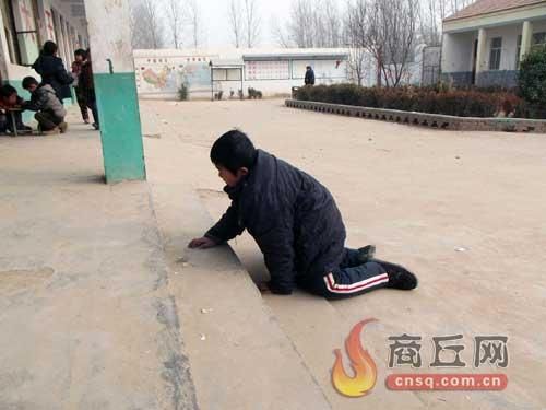 残疾男童每天爬行上学学习成绩名列前茅