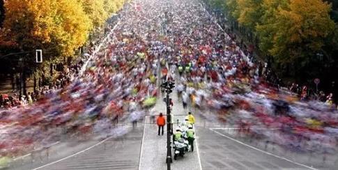 10月1日咸阳渭河半程马拉松赛在咸阳统一广场
