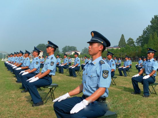 部队在陕招大学生士官980名 其中女士官18名