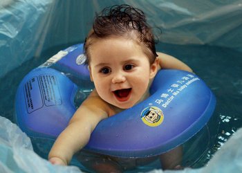婴儿游泳脖圈有安全隐患吗