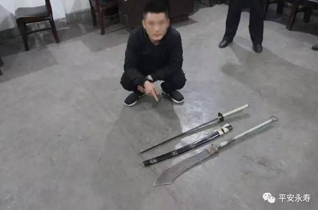 4人充当打手持砍刀帮朋友强拆 被永寿警方拦下