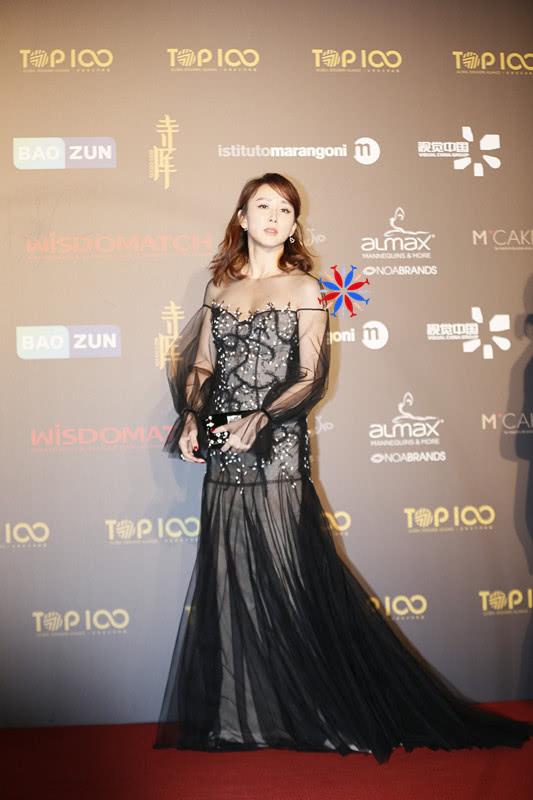 胡静黑色蕾丝长裙美翻天 一笑一颦仪态万千