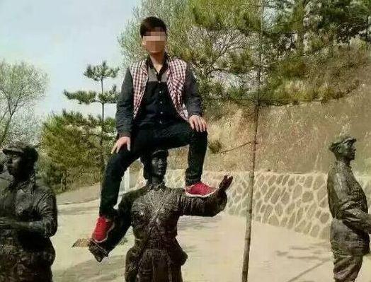 延安男子坐女红军雕像被国家旅游局列入黑名单