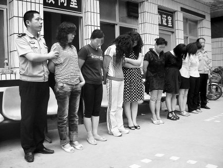 陕西:9中年妇女专门 色诱 成年男子 高消费 被抓