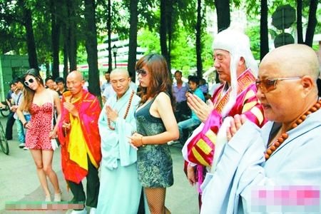 和尚美女道士祈福引热议 网友称炒作无底线