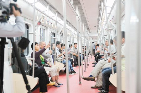 地铁2号线贯穿南北 全程运行用时不到45分钟