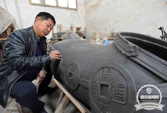 西安非遗传承人展示唐三彩马是如何烧制成功的