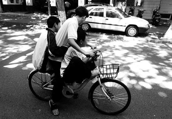 共享单车遭厄运 三个娃上学同 骑 一辆车