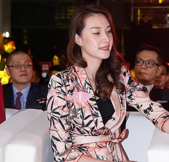 林丹“浪子回头” 与老婆十指相扣如胶似漆