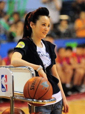 蒋勤勤仰望霍华德似小孩 师从nba球星学投篮