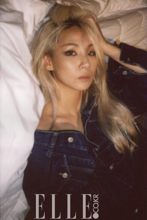 女王的诱惑!2ne1队长躺床上拍写真 秀傲人身材