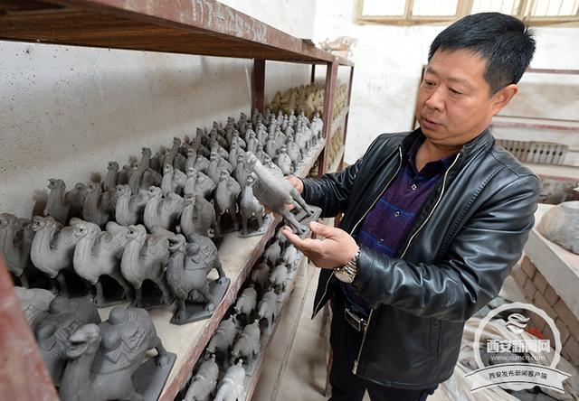 西安非遗传承人展示唐三彩马是如何烧制成功的