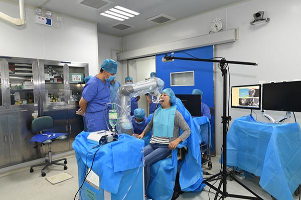 世界首台自主式种植牙手术机器人在西安问世
