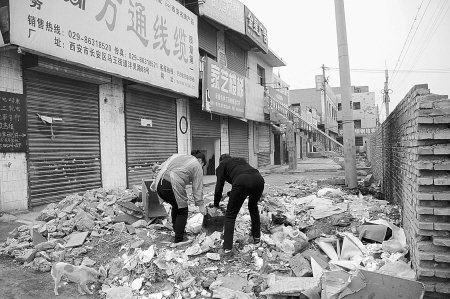 未央区多处卫生待整治 百花村口有座垃圾山