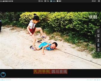 女孩则接连三次上前踩踏