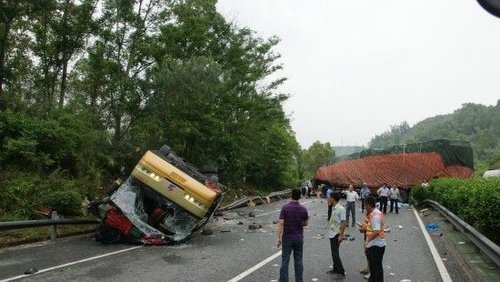 广东长深高速大巴被撞翻车至少9死21伤(图)