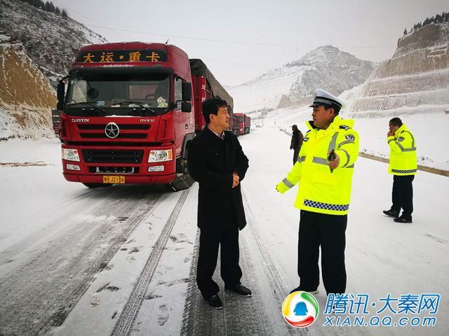 米脂县公安局局长邢占强亲临一线督导冰雪道路