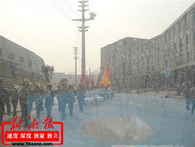 政协主席策划最牛葬礼 悍马开道白布条拦路