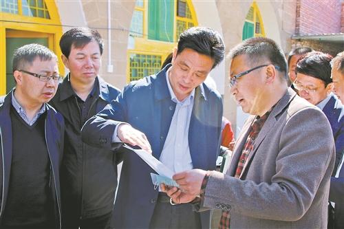 4月27日,市委书记戴征社深入吴堡县辛家沟镇李家河村调研脱贫攻坚工作