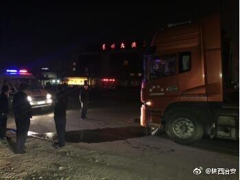 渭南310国道上一辆罐装槽车与电动车发生车祸