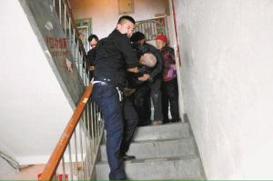 居民楼失火老人被困 民警冲进火场救人(图)