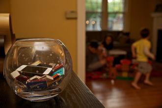 抬起头来远离低头族!教你适当使用手机