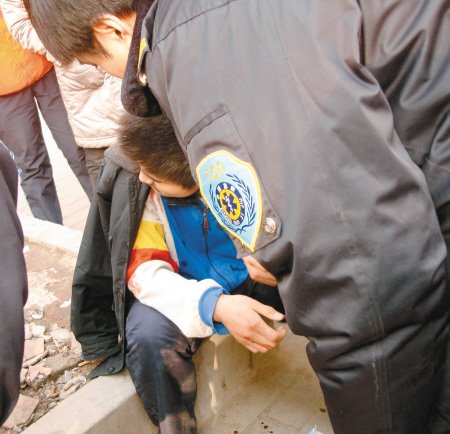 15岁男孩边家村天桥跳下 全身多处摔伤(图)