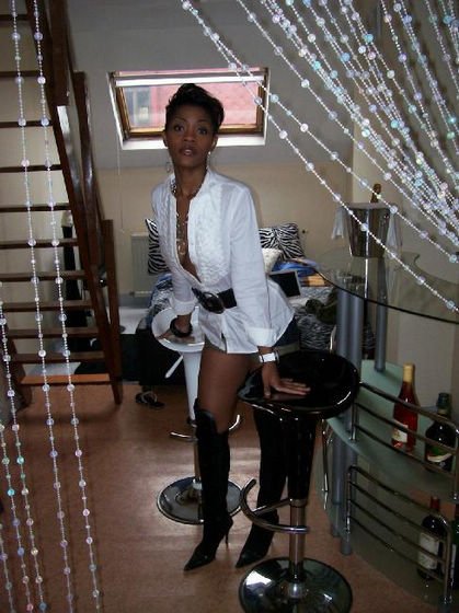 非洲街头的时尚女孩