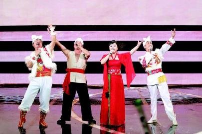 陕北民歌手在央视的舞台上深情演唱近年来,在陕北,虽有一些民歌手