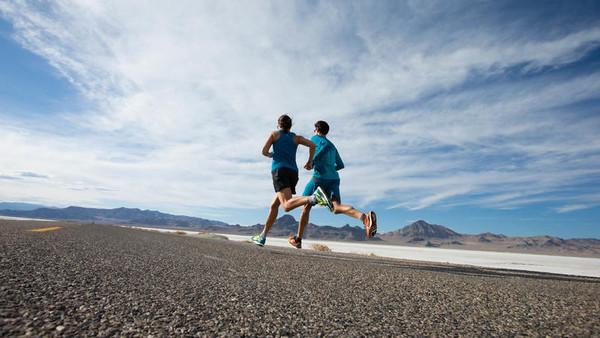抬起头来远离低头族!教你适当使用手机