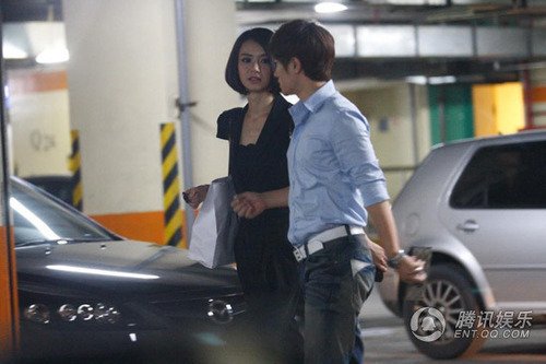 组图:戚薇车内换装遭全程偷拍 男子在旁不忌