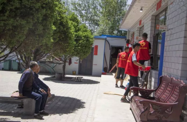 神木职业技术学院组织学生到敬老院做义工