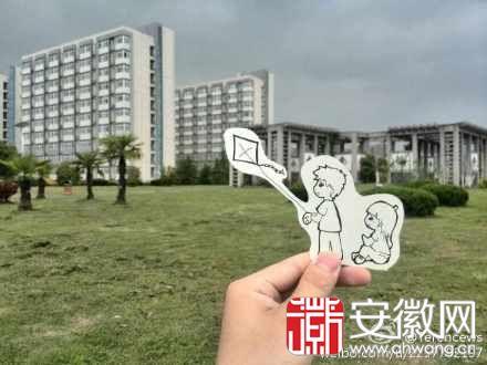 大四小伙手绘爱情纪念册给女友当毕业礼物