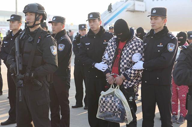 陕西警方老挝捣毁电信诈骗窝点 63名嫌犯押解