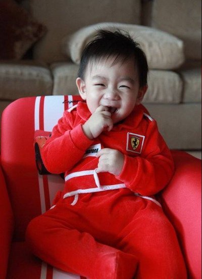 林志颖儿子近照曝光 穿赛车服 子承父业 (图)